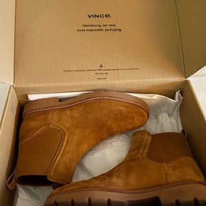 Vince rue tan Chelsea lug sole suede WATER REPELLENT boot size 7.5 / 38 NIB
